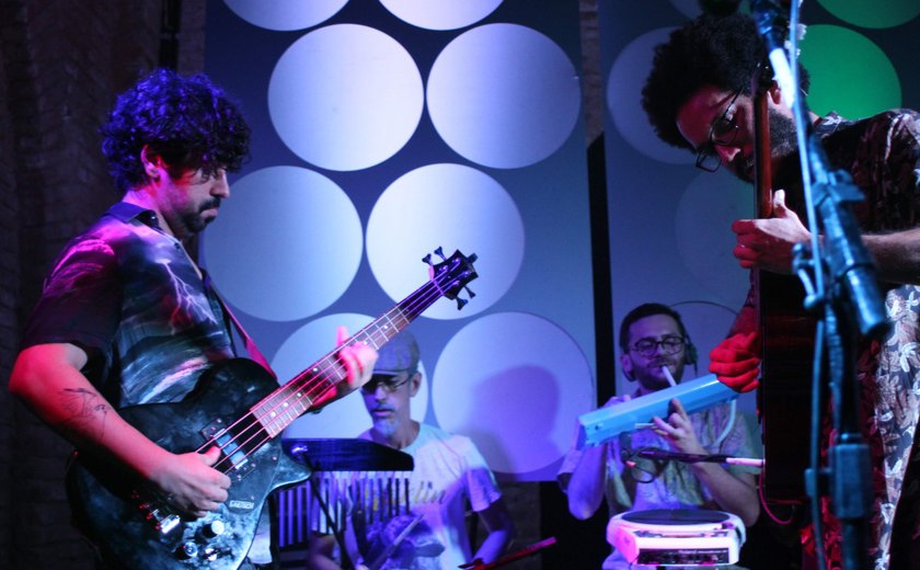 Gato Zarolho leva música dos anos 70, MPB e a psicodelia nordestina para o Teatro Deodoro