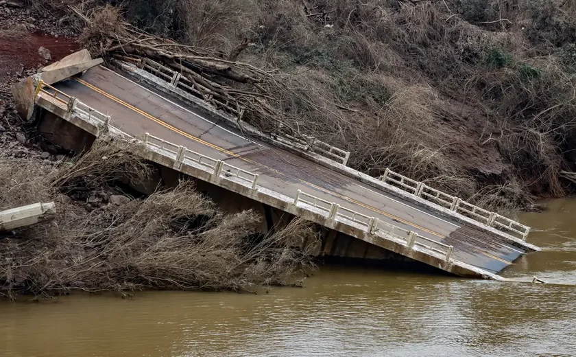 Eduardo Leite assina contrato para reconstruir ponte levada pela chuva