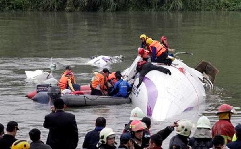 Acidente aéreo em Taiwan deixa pelo menos 12 mortos e 16 feridos