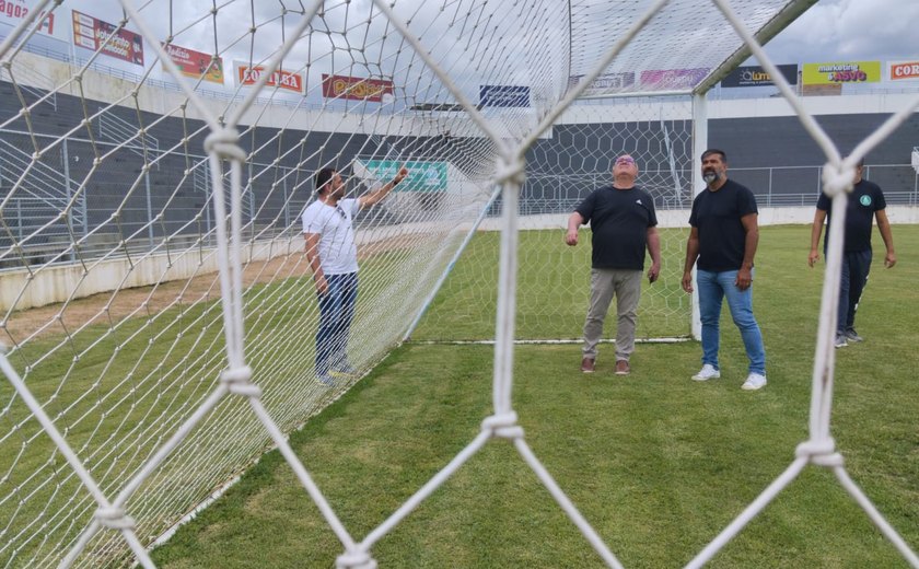Em visita ao Fumeirão, secretário de Esporte destaca novas melhorias no Estádio Municipal de Arapiraca