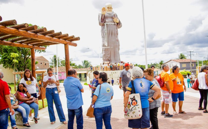 Romeiros de Alagoas e Pernambuco visitam Santuário Frei Damião