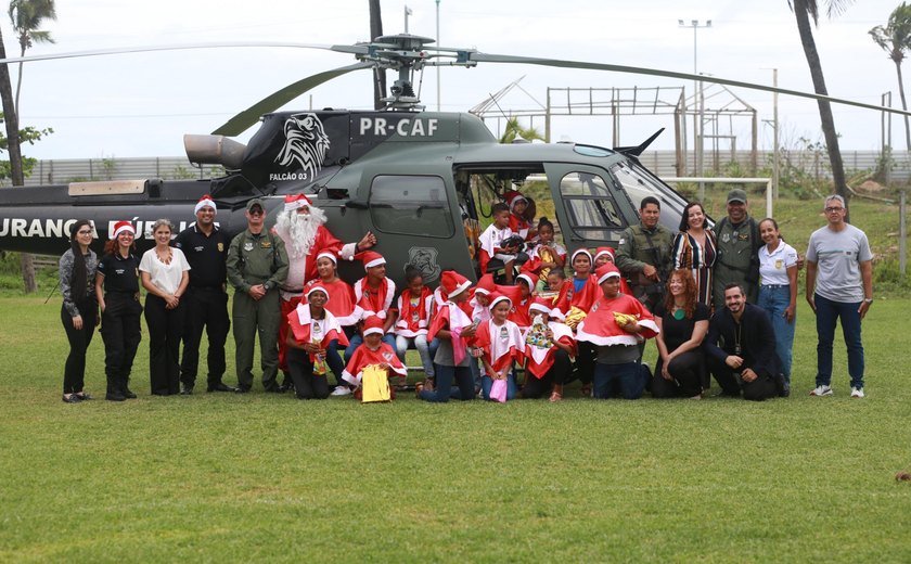 Polícia Civil Amiga tem coral infantil, ação de graças e Papai Noel descendo de helicóptero com presentes