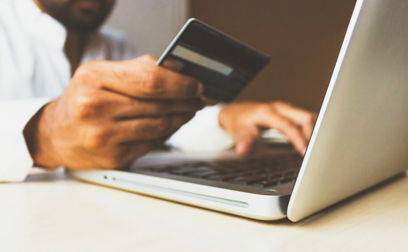 Economista explica prós e contras de taxar compras de até US$ 50