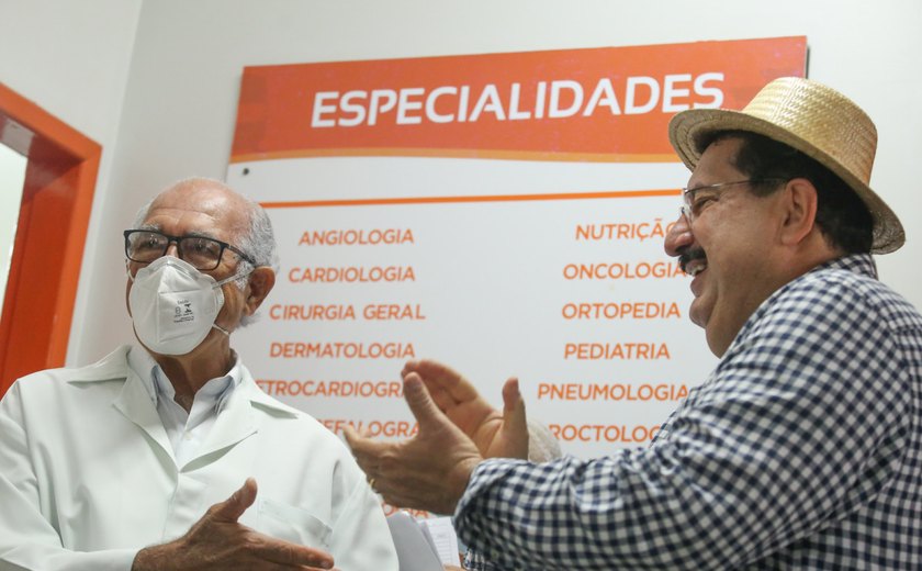 Prefeito Gilberto Gonçalves acompanha atendimento na policlínica em Rio Largo