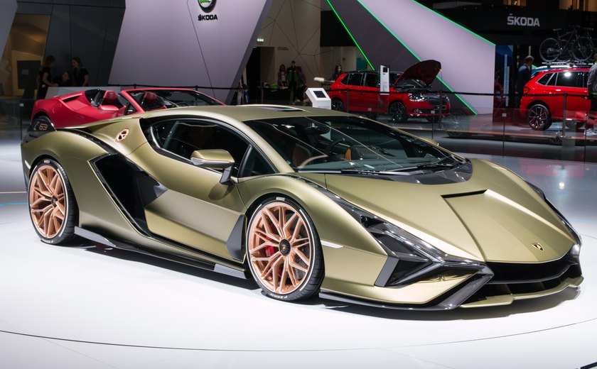 Lamborghini Revuelto x Bugatti Tourbillon: duelo de híbridos promete transformar o mercado de supercarros