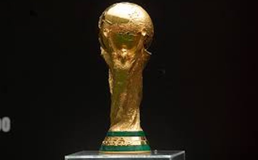 Taça da Copa atrai centenas de visitantes em São Paulo antes de ir ao Catar