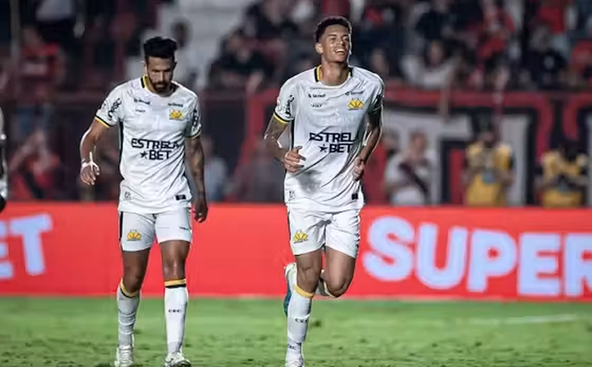 Árbitro expulsa gandula por orientar a formação da barreira em Atlético-GO x Criciúma; entenda