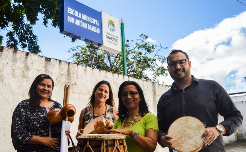 Ginga Capoeira: Cultura entrega instrumentos a escolas contempladas