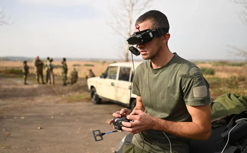 Operadores de drones russos destroem blindado MaxxPro e picape das forças ucranianas na direção sul de Donetsk