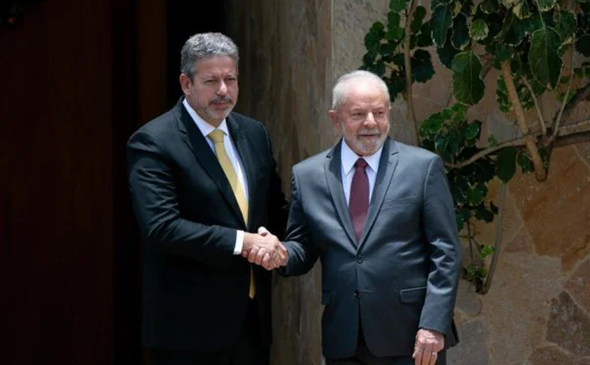Lula se reúne com Lira em meio à tensão para aprovar PEC da Transição