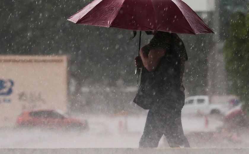 Inmet alerta para chuvas intensas em Pernambuco e mais 10 estados
