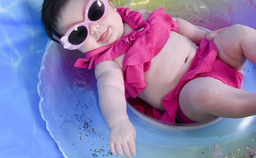 Viih Tube mostra filha na piscina e encanta seguidores