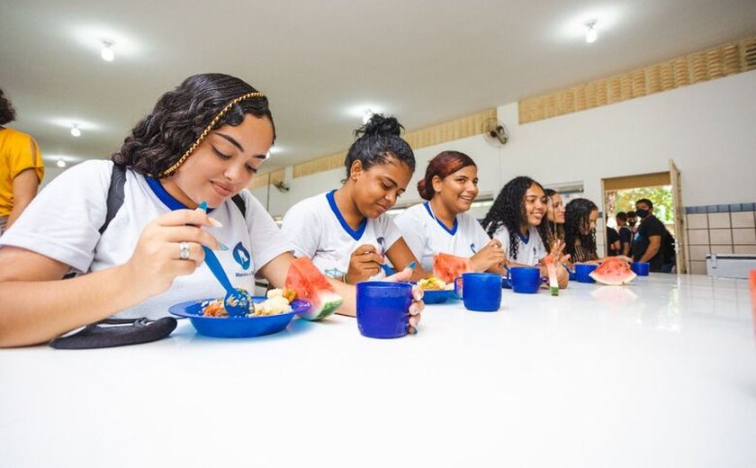 Enquanto governo federal esvazia merenda escolar, Alagoas coloca recursos próprios e tem o maior valor do país