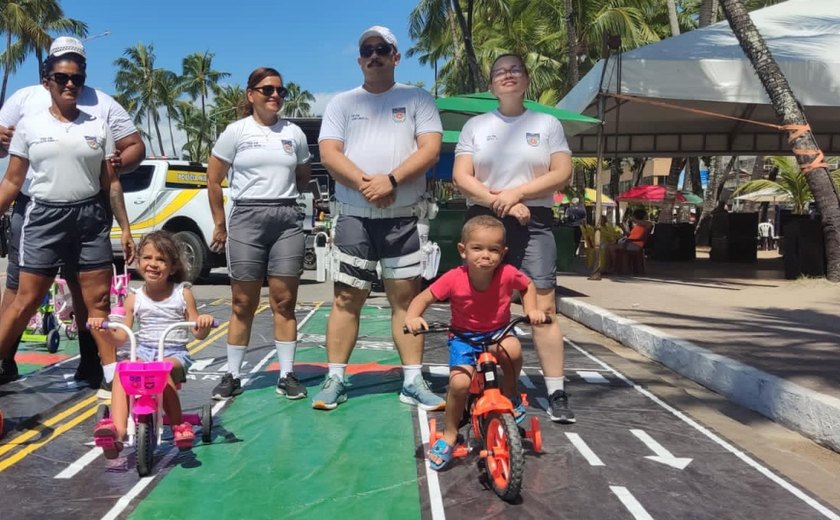 Batalhão de Trânsito promove atividades de conscientização na orla de Maceió