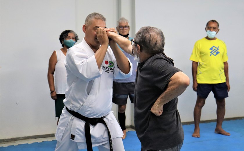 Sesc Alagoas promove aulas de caratê para idosos