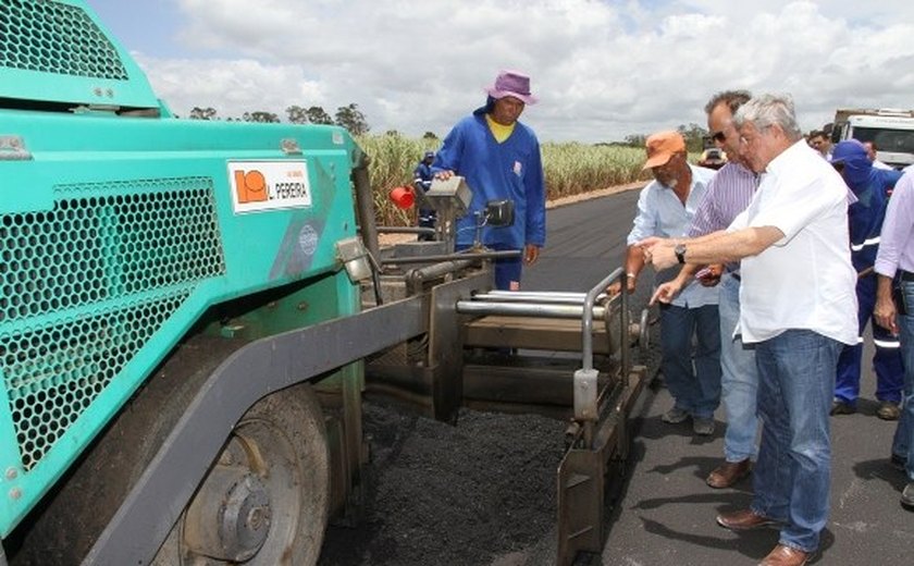 Governador entrega equipamentos agrícolas e visita obras na rodovia AL 105