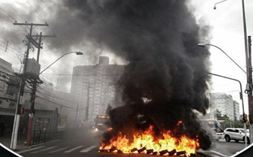 Revoltada com condenação de Lula sem provas, população incendeia Porto Alegre