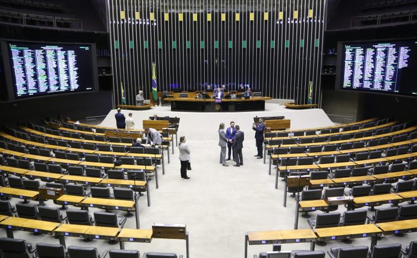 Câmara analisa projeto que revoga trechos desatualizados da CLT; acompanhe