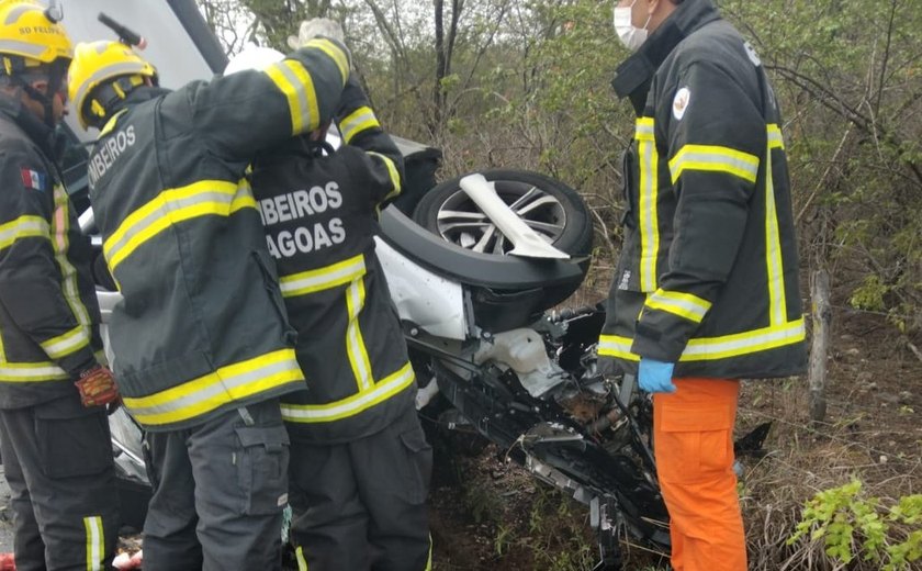 Grave colisão entre dois veículos deixa três mortos em São José da Tapera