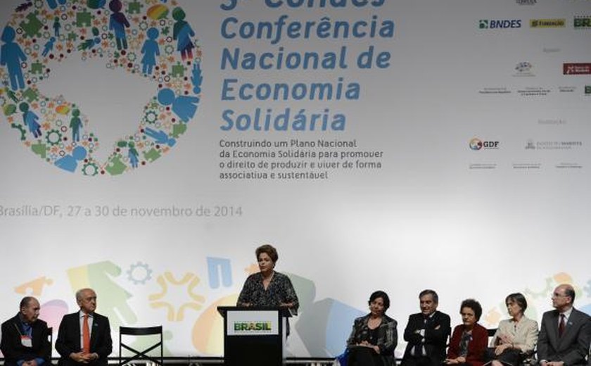 Dilma pede diálogo &#8216;construtivo e continuado&#8217; e quer sugestões da sociedade