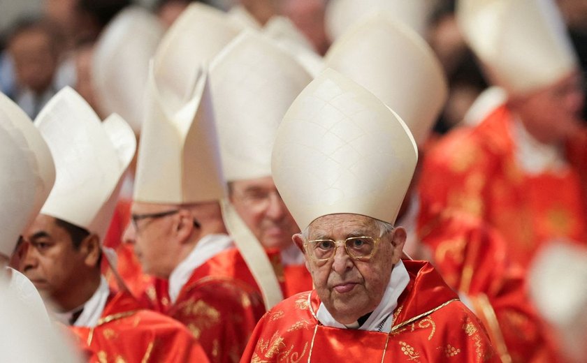 Cardeais seguem para segundo dia do conclave nesta quinta-feira (8)
