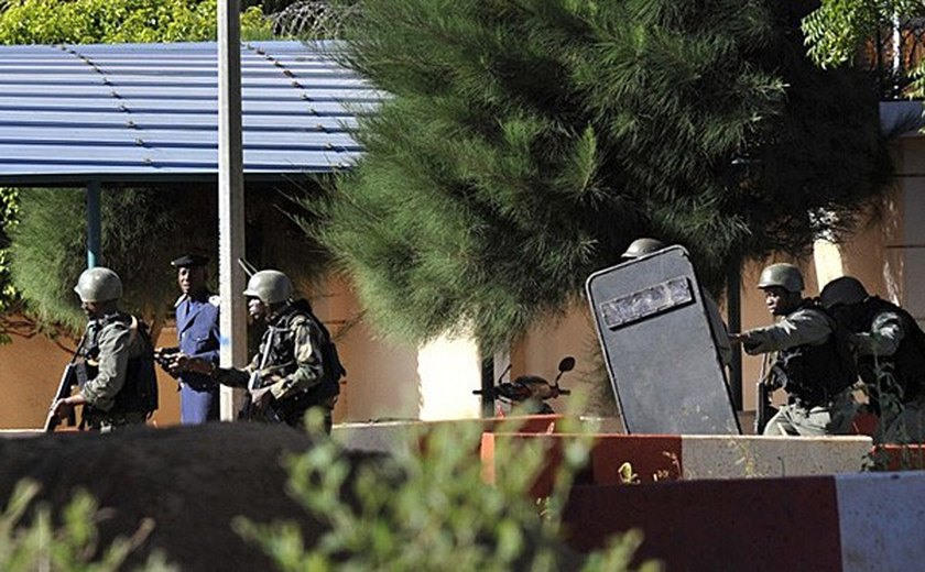 Polícia invade hotel após grupo fazer turistas reféns, em Mali