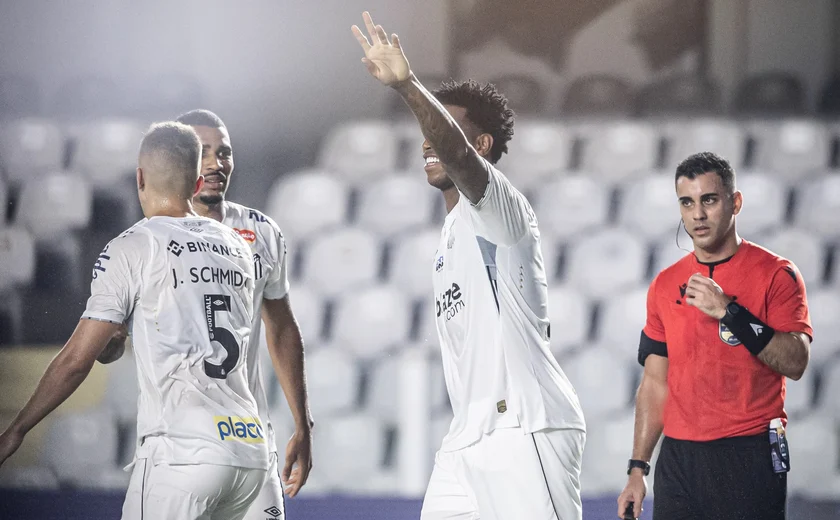 Juiz relata protestos vindos de camarote da Vila Belmiro em jogo de portões fechados do Santos