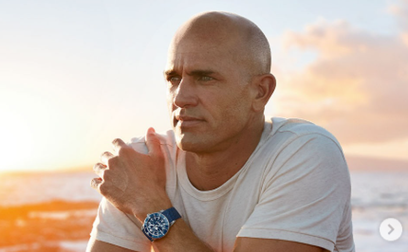 Kelly Slater prova morango do amor em SP e tem reação surpreendente