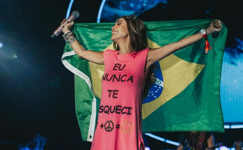 Anahí, do RBD, chora em show em SP e comenta sobre febre e dores no corpo