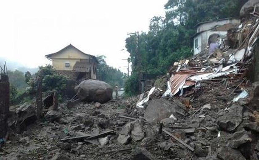 Duas pessoas morrem em deslizamento de terra em Petrópolis
