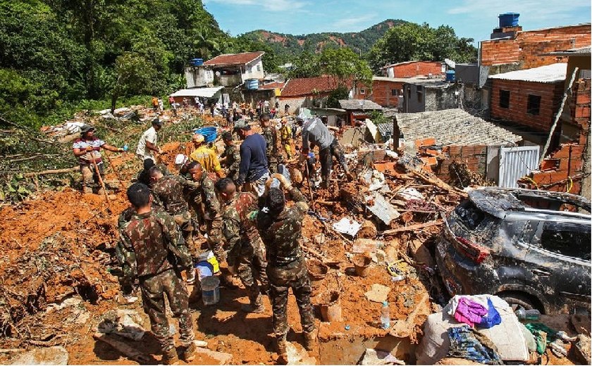 Chuva no litoral: Máquinas rompem barreira e acesso à Vila Sahy é liberado