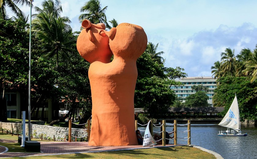 Programa Alagoas Feita à Mão vai restaurar escultura O Beijo, de Dona Irinéia