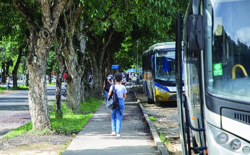 Chuvas intensas levam Defesa Civil a recomendar suspensão de transporte universitário em Alagoas