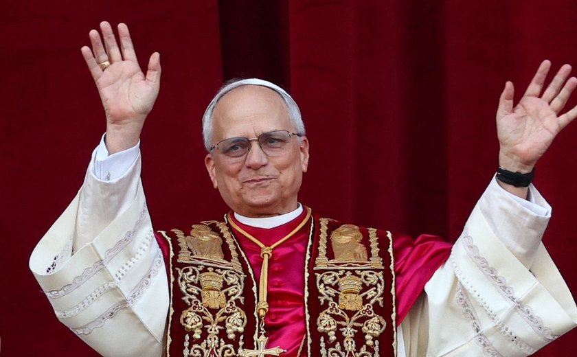Leão XIV começa pontificado com chamado de paz