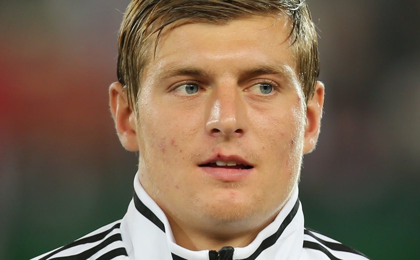 Toni Kroos diz que continuará na seleção alemã e critica postura de Özil