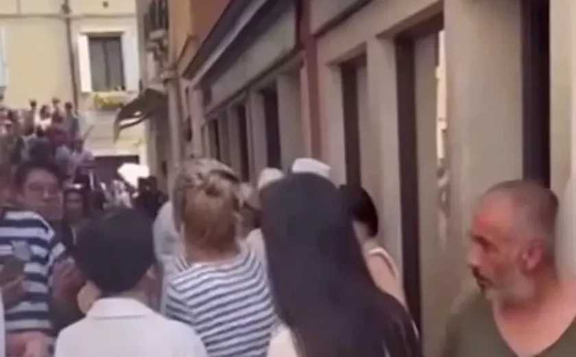 Turista persegue e agarra 'pickpocket' pelos cabelos em Veneza