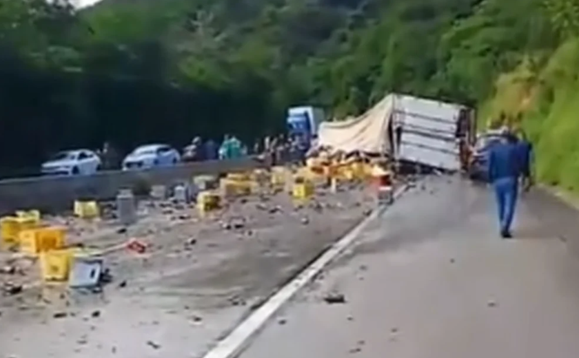 Carreta carregada com cerveja tomba na BR-101 em Flexeiras