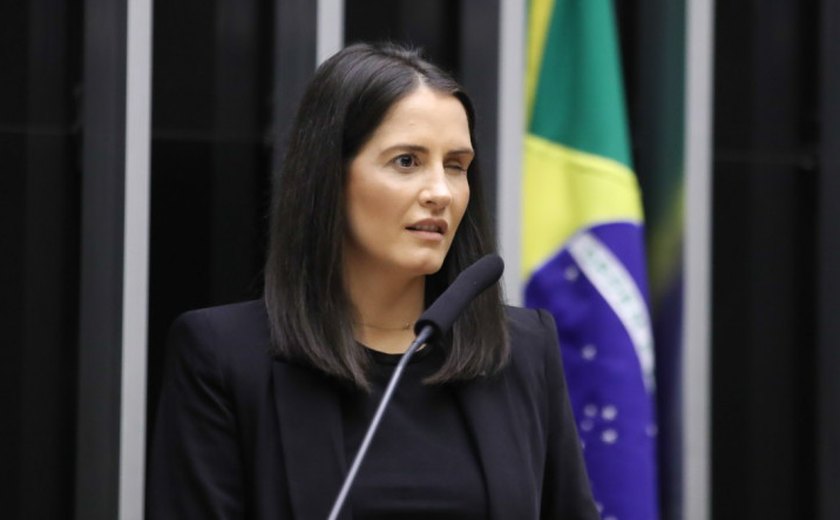 Saiba quem era Amália Barros, deputada que morreu na madrugada deste domingo
