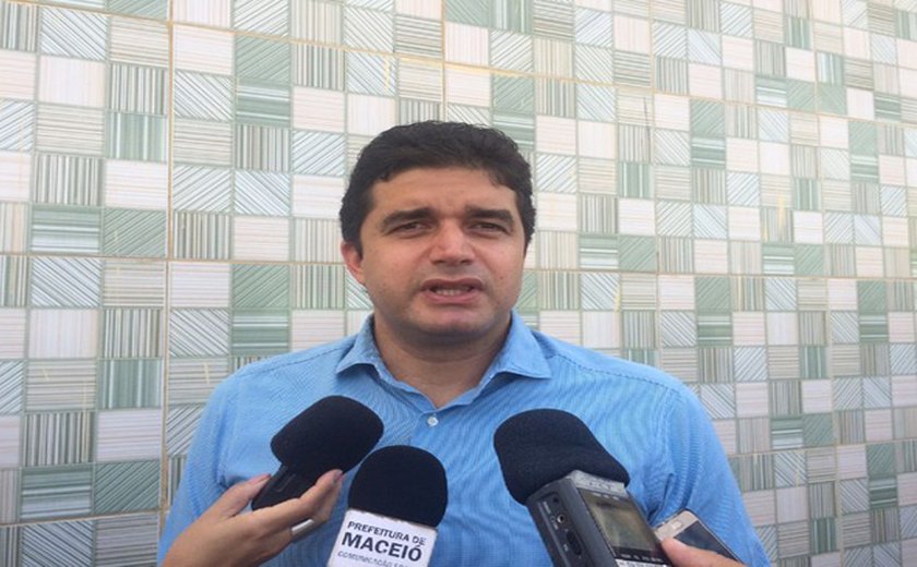 Prefeito Rui Palmeira anuncia que vai cortar secretarias em Maceió