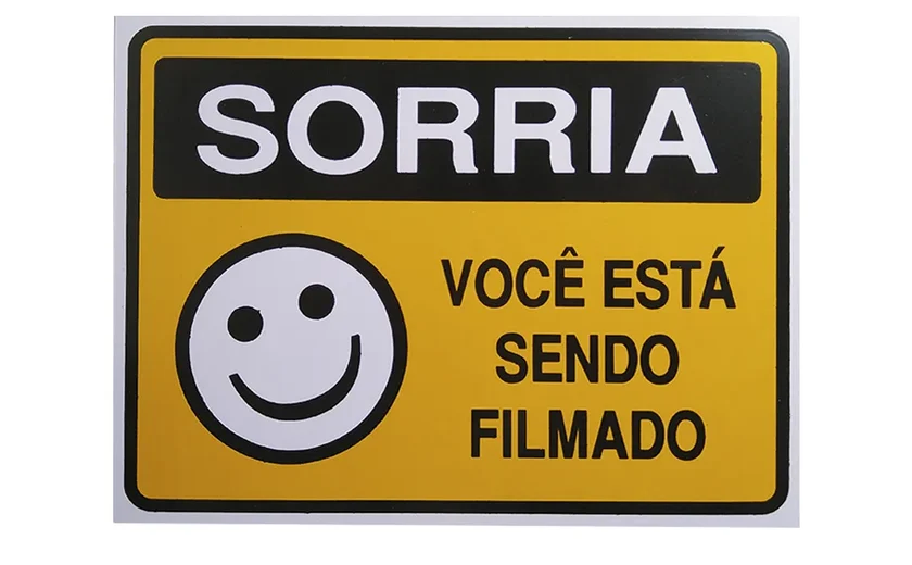 Sorria, você está sendo filmado: empresa exige que funcionários sorriam para bater o ponto