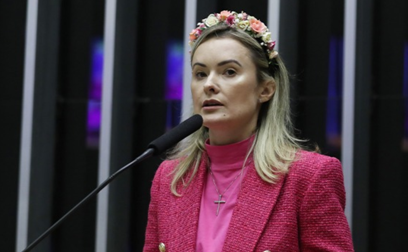 Grupo Prerrogativas aciona AGU contra deputada Júlia Zanatta por promover campanha antivacina
