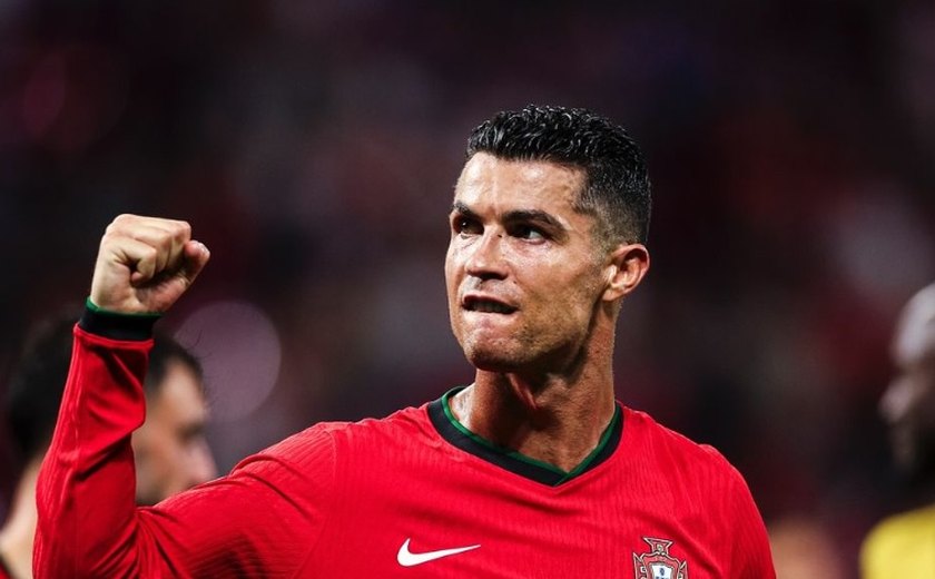 Homem se joga de arquibancada para tentar abraçar Cristiano Ronaldo; veja vídeo