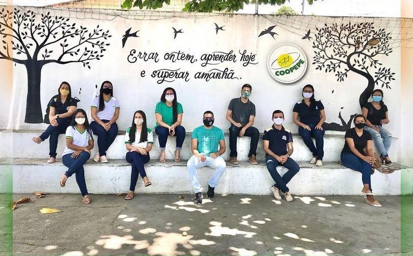 Alunas de cooperativa educacional de Penedo se destacam no Enem