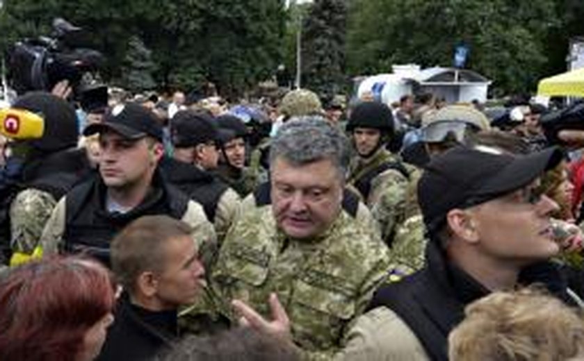 Presidentes ucraniano e russo acertam cessar-fogo