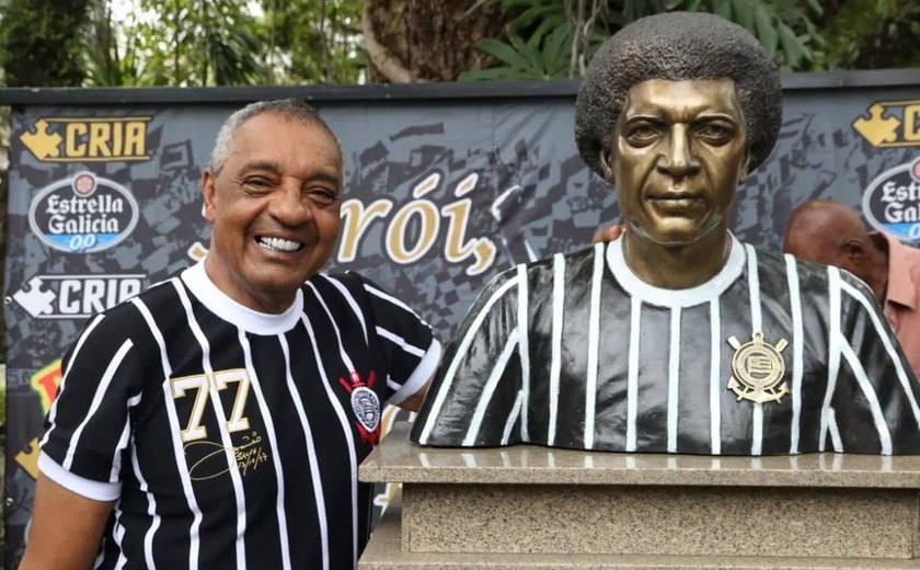 Corinthians inaugura busto de Basílio e celebra 45 anos do título paulista de 77
