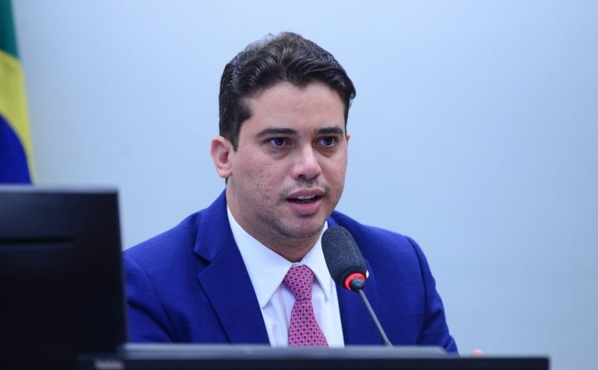 'O deputado Júnior Mano concede as emendas e Bebeto do Choró lava', denunciou ex-prefeita no CE