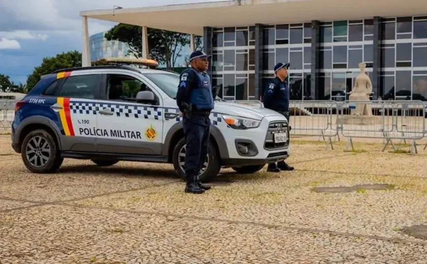 ‼Segundo informações do Centro de Comunicação Social da Polícia Militar do Distrito Federal (CSS), im homem encontra-se com a família nas proximidades de um pacote suspeito e recusa-se a se afastar do local, levantando indícios de potencial ameaça.