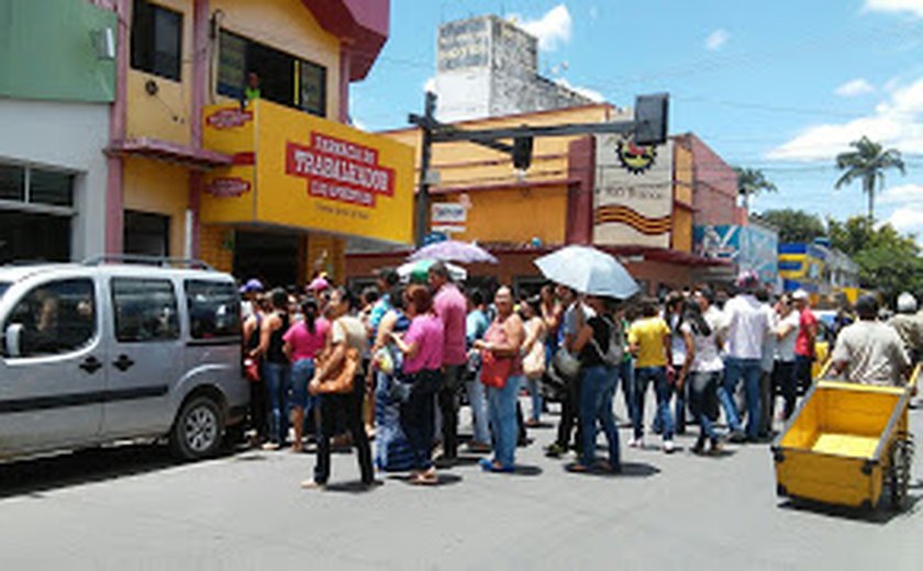 Em protesto por salários atrasados professores ocupam Legislativo de Arapiraca