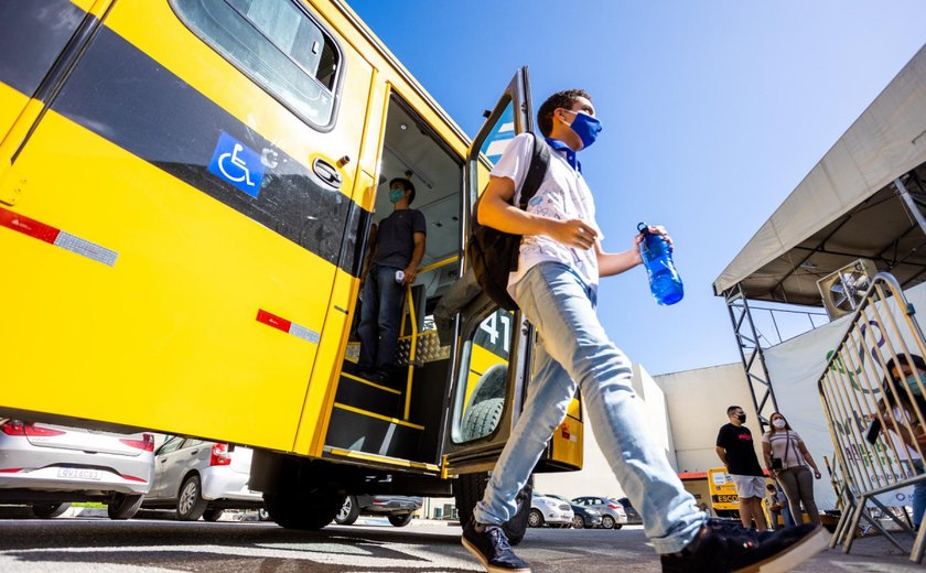Covid-19: Seduc transporta diariamente alunos da rede estadual para ponto de vacinação