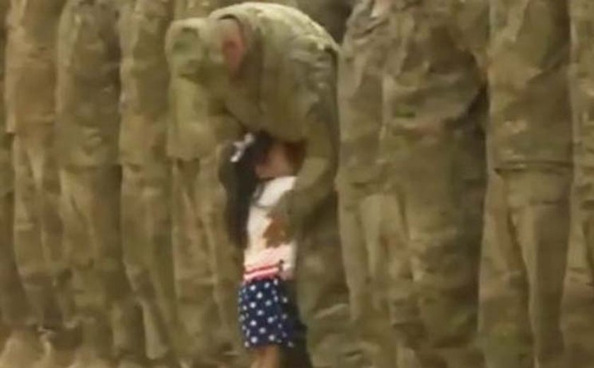 Menina interrompe cerimônia militar e corre para abraçar o pai que não via há oito meses